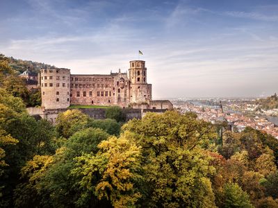 Schloss Heidelberg thront an der Nordflanke des Königstuhls über der Stadt Heidelberg. 