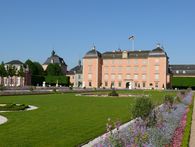 Foto: Staatliche Schlösser und Gärten Baden-Württemberg, Petra Pechacek Schloss und Schlossgarten Schwetzingen im Frühling