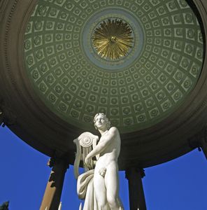 Schloss und Schlossgarten Schwetzingen, Apollostatue im Apollotempel im Schlossgarten Schwetzingen