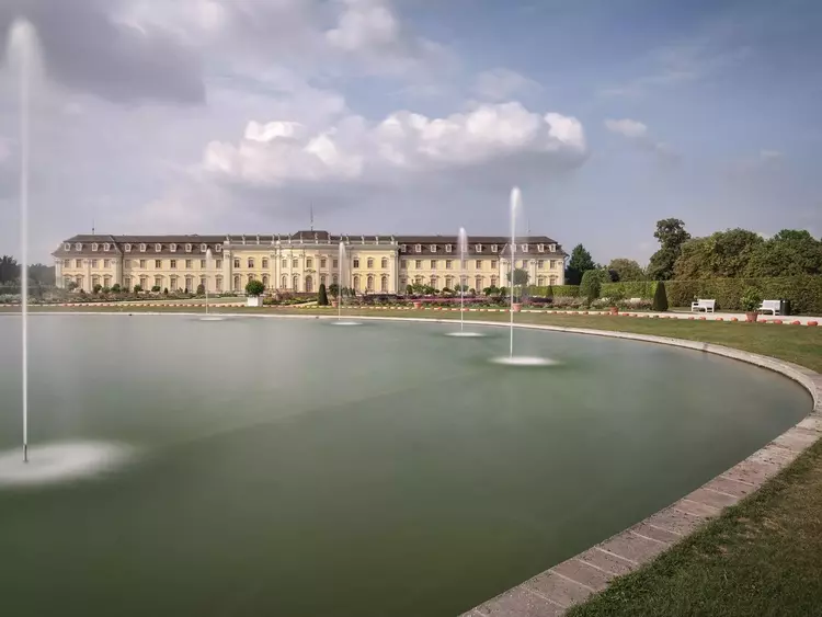 Foto: Staatliche Schlösser und Gärten Baden-Württemberg, Günther Bayerl Residenzschloss Ludwigsburg, Brunnen mit Fontänen und Schloss im Hintergrund