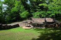 Foto: Staatliche Schlösser und Gärten Baden-Württemberg, Rolf Schwarz Teil der Burgruine auf dem Hohenstaufen