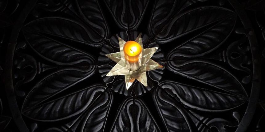 Grabkapelle auf dem Württemberg, außen, bei Schnee