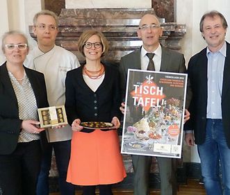 Präsentation der kurfürstlichen Pralinen mit Harry Filsinger, Leiter der Schlossverwaltung Mannheim, Michael Hörrmann Geschäftsführer der Staatlichen Schlösser und Gärten Baden-Württemberg, Dr. Uta Coburger, Konservatorin Schloss Mannheim, Patissier Christian Lorczyk (v.r.)