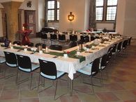 Schloss und Schlossgarten Weikersheim: Blick in die Säulenhalle, bestuhlt und gedeckter Tisch