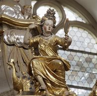 Schnitzfigur am Schalldeckel der Kanzel Schnitzfigur am Schalldeckel der Kanzel