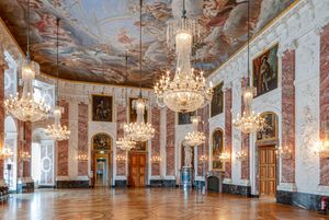 Die Installationen Mirage und Lüsterlichtball im Mannheimer Schloss