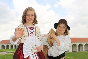 Kloster Schussenried, Kostümierte Kinder auf dem Klostergelände