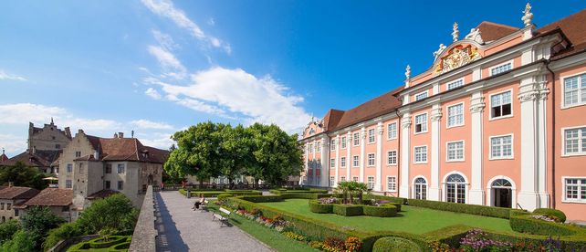 Neues Schloss Meersburg, Blick auf Schloss und Burg von der Gartenseite