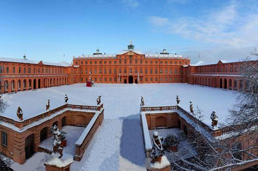 Frontansicht Residenzschloss Rastatt im Schnee