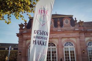 Schloss und Schlossgarten Schwetzingen, Südlicher Zirkelbau mit Banner des Designmarkts