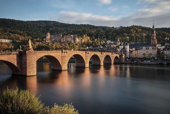 Foto: Staatliche Schlösser und Gärten Baden-Württemberg, Günther Bayer Blick auf Schloss Heidelberg mit der Alten Brücke im Vordergrund