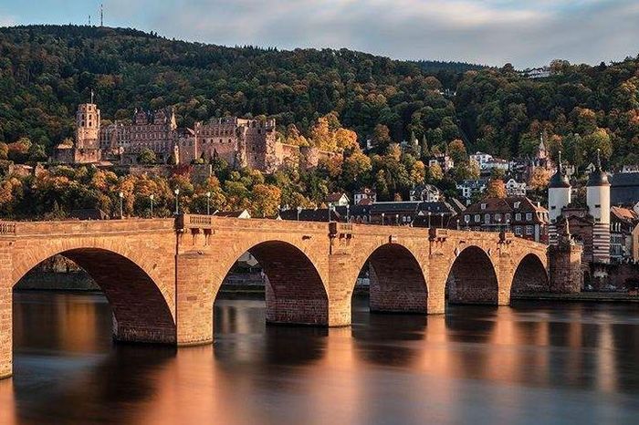 Blick auf Schloss Heidelberg mit der Alten Brücke im Vordergrund