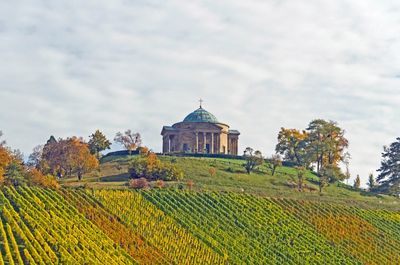 Grabkapelle auf dem Württemberg, Aussen Herbst; Foto: Staatliche Schlösser und Gärten Baden-Württemberg, Norbert Stadler