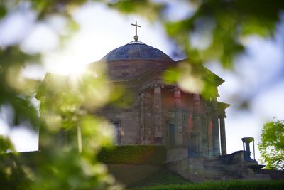 Grabkapelle Württemberg, Außenansicht umringt von Blättern