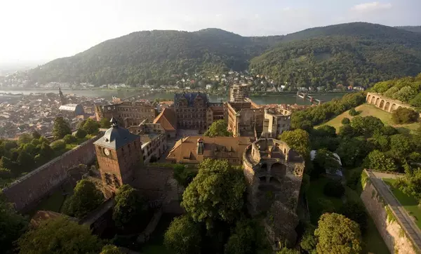 Luftansicht auf Schloss Heidelberg und das Neckartal