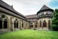 Der Kreuzgarten des Maulbronner Klosters Der Kreuzgarten des Maulbronner Klosters