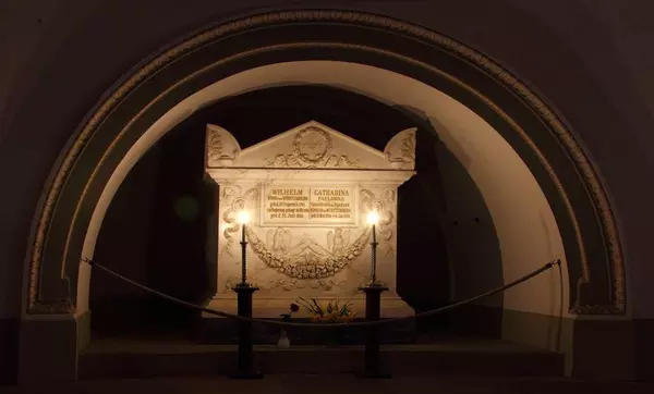 Sarkophag der Königin Katharina und König Wilhelms I. in der Gruft der Grabkapelle auf dem Württemberg