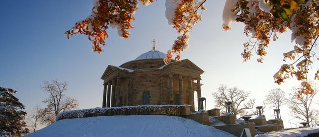 Grabkapelle auf dem Württemberg, außen, bei Schnee