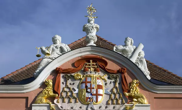 Neues Schloss Meersburg, Wappen am Schlossgiebel
