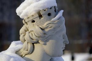 Schloss und Schlossgarten Schwetzingen, Skulptur Erdgöttin Kybele im Winter 