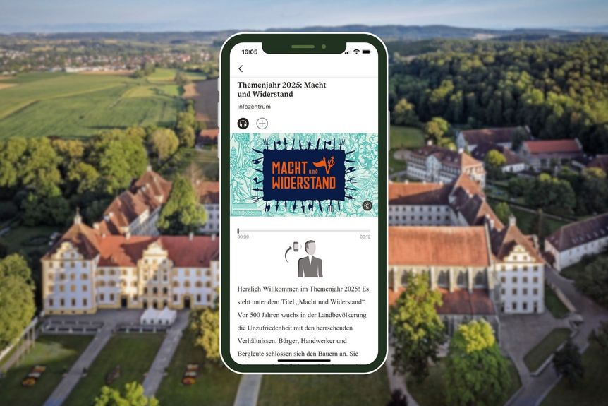 Smartphone mit Themenjahr-Tourstation vor einer Ansicht von Kloster und Schloss Salem