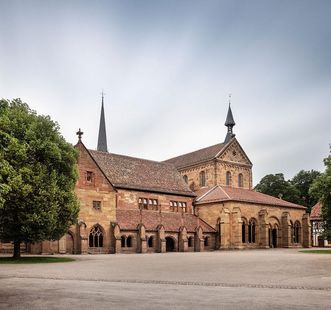 Blick auf das Klostergebäude und die Klosterkirche