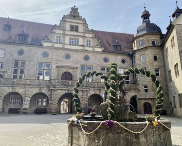 Schloss und Schlossgarten Weikersheim, Osterbrunnen im Innenhof