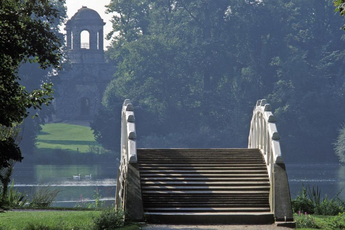 Brücke und Apollotempel im Schlossgarten Schwetzingen