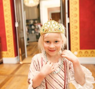 Als Prinzessin verkleidetes Mädchen in Schloss Ludwigsburg