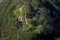 Luftbild der Grundmauern Luftansicht des Hohenstauffen; Foto: Staatliche Schlösser und Gärten Baden-Württemberg, Achim Mende