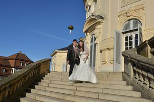 Hochzeitspaar vor Schloss Solitude