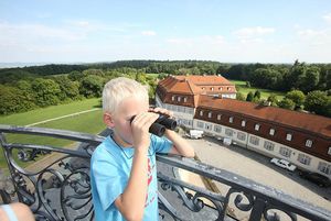 Kind auf der Kuppel von Schloss Solitude