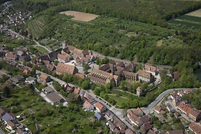 Das Kloster Maulbronn in der Landschaft des Strombergs