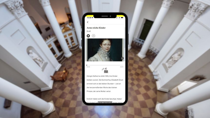 Smartphone mit Vielfalt-Tourstation vor einer Ansicht des Innenraums der Grabkapelle auf dem Württemberg
