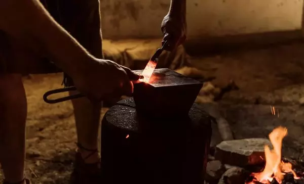 Heuneburg, rekonstruierte Werkstätte, Metallverarbeitung