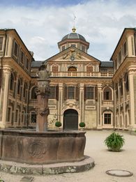 Foto: Staatliche Schlösser und Gärten Baden-Württemberg, Julia Haseloff Die Fassade von Schloss Favorite Rastatt