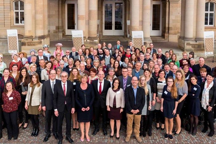Unsere Mitarbeiter beim Festakt zum 30-jährigen Jubiläum vor dem Neuen Schloss in Stuttgart