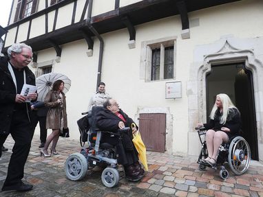 Zwei Leute im Rollstuhl schauen Kloster Bebenhausen an