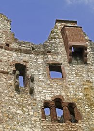 Foto: Staatliche Schlösser und Gärten Baden-Württemberg, Arnim Weischer Detail der Palasfassade Burg Rötteln