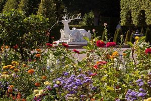 Schloss und Schlossgarten Schwetzingen, blühende Rabatten im Schlossgarten