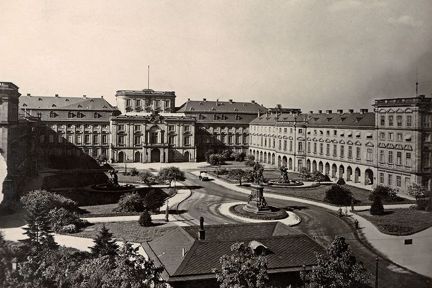 Foto: Landesmedienzentrum Baden-Württemberg, Arnim Weischer Barockschloss Mannheim, Historische Aufnahme Ehrenhof