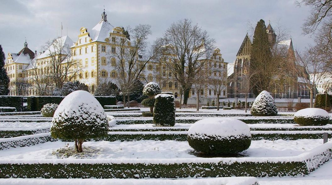 Winterlicher Blick auf Kloster und Schloss Salem vom Garten aus
