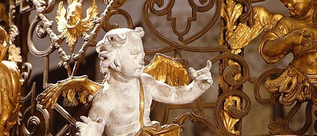 Residenzschloss Rastatt, Schlosskirche, Detail, Engelstatue mit goldenen Verzierungen