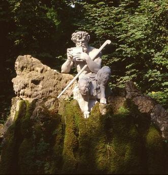 Skulptur des Hirtengottes Pan im Schlossgarten Schwetzingen