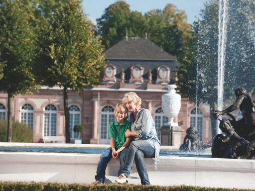 Schloss und Schlossgarten Schwetzingen, Gäste am Arionbrunnen 