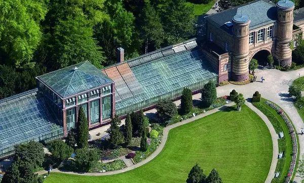 Torbogengebäude und Palmenhaus des Botanischen Gartens aus der Luft