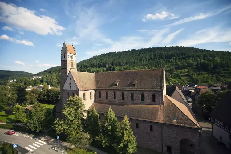 Foto: Staatliche Schlösser und Gärten Baden-Württemberg, Achim Mende Kloster Alpirsbach, Klosterkirche vor blauem Himmel