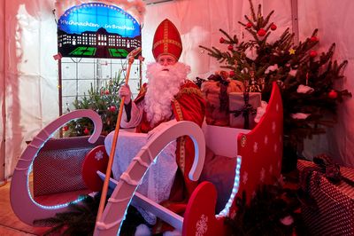 Schloss Bruchsal, Adventsmarkt, Weihnachtsmann im Schlitten