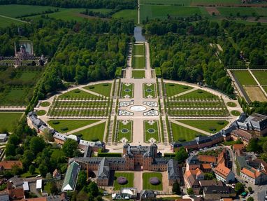 Schloss und Schlossgarten Schwetzingen von oben