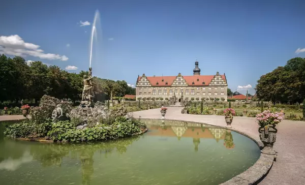 Schloss und Schlossgarten Weikersheim, Außenansicht mit Herkulesbrunnen